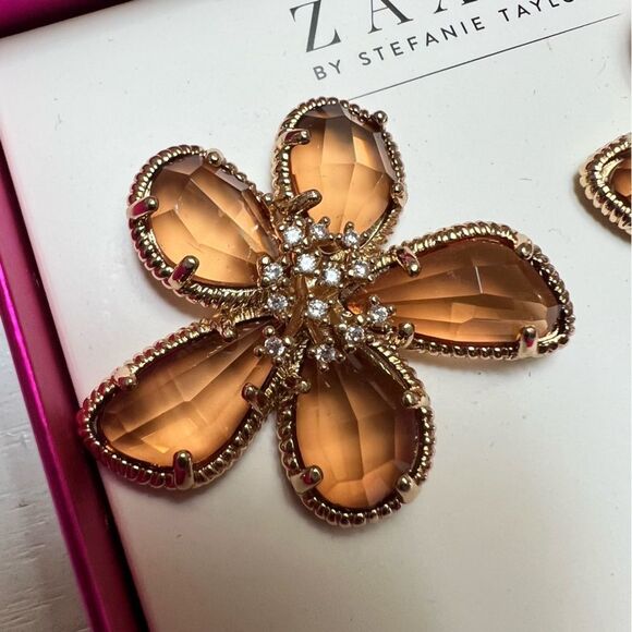 Saxie by Stefanie Taylor Chunky Crystal Flower Shaped Earrings Champagne NEW - Picture 2 of 3